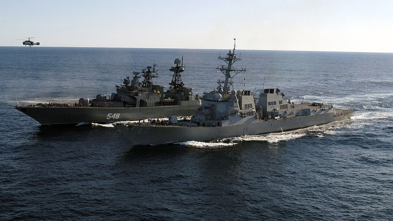 Эсминец ВМФ США «Лассен» на параллельных курсах с российским противолодочным кораблем «Адмирал Пантелеев»