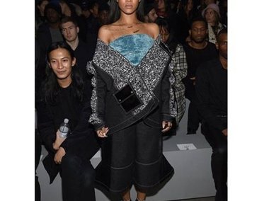 Slide image for gallery: 4822 | Рианна на показе adidas Originals x Kanye West выглядела не менее необычно, чем Ким Кардашьян