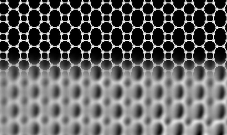 Структура новой углеродной сети. В верхней части схематично показано соединение атомов углерода, образующих квадраты, шестиугольники и восьмиугольники. Нижняя часть — изображение сети, полученное с помощью микроскопии высокого разрешения. Фото: University of Marburg, Aalto University
