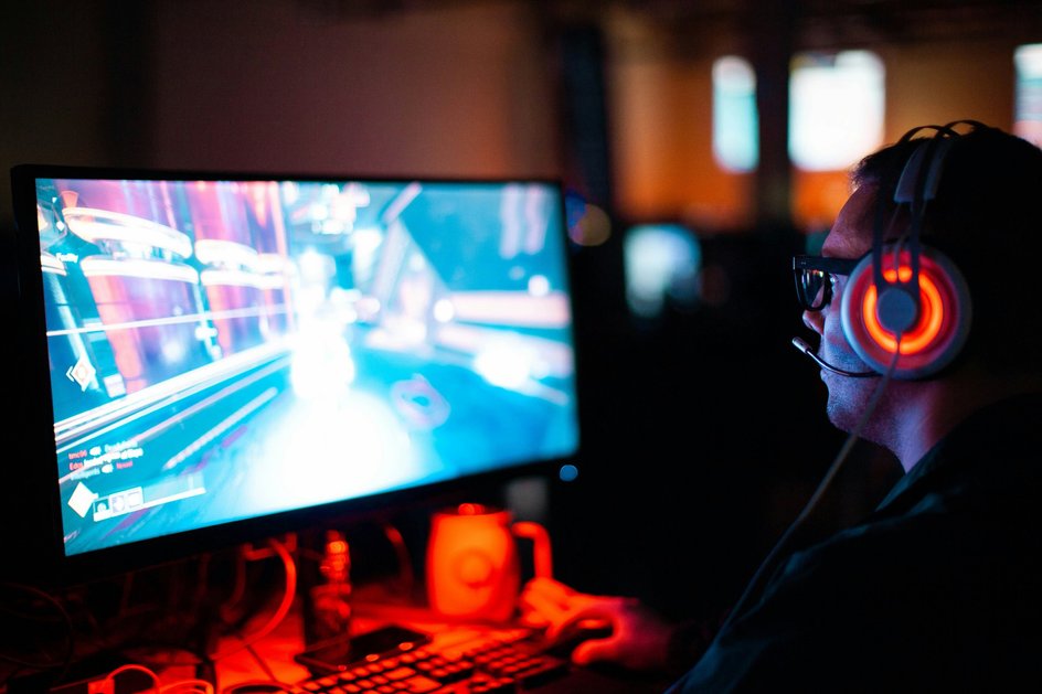 геймер играет на компьютере геймер играет на компьютере