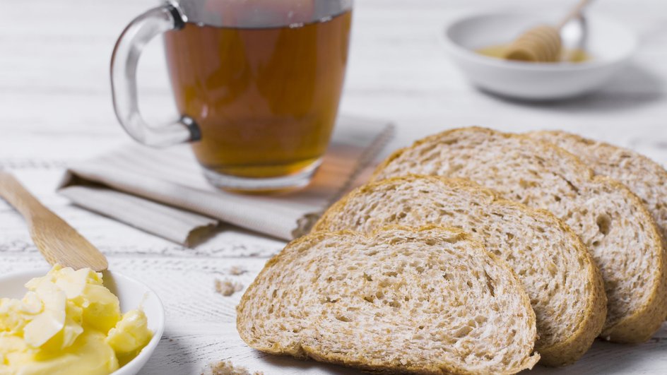 Кусочки хлеба лежат на столе рядом с кружкой хлебного кваса Кусочки хлеба лежат на столе рядом с кружкой хлебного кваса