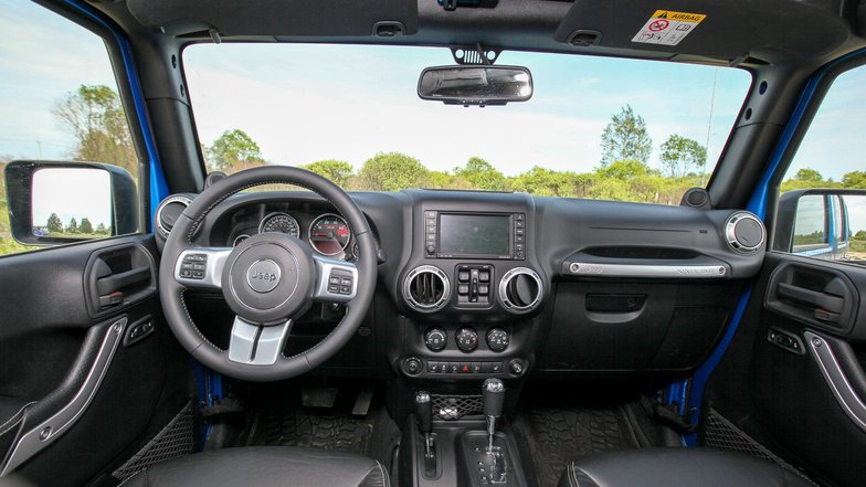 slide image for gallery: 17636 | Салон Jeep Wrangler