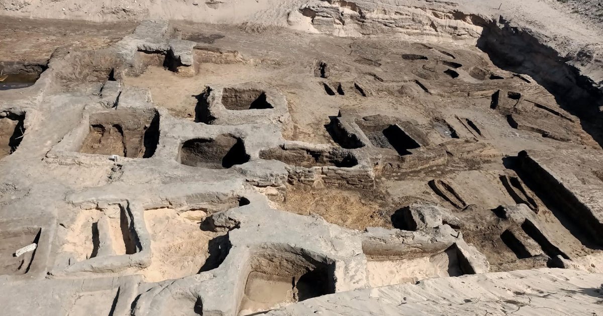 В Египте обнаружили 63 захоронения с артефактами из золотой фольги, керамики и бронзы