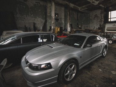 slide image for gallery: 26620 | В здании заброшенной школы нашли редкие автомобили