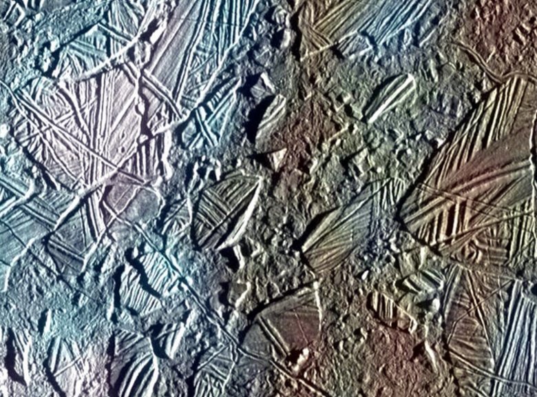 Улучшенное изображение небольшой области тонкой ледяной коры на спутнике Юпитера. Кадр сделан в 1996 году космическим кораблем «Галилео». Фото: NASA