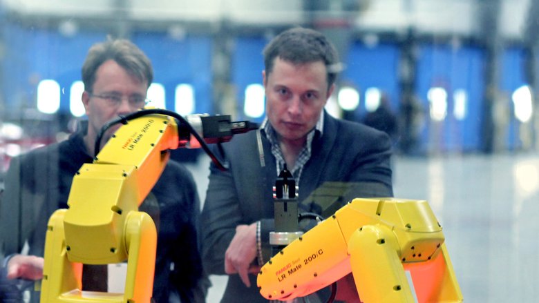 Желтые роботы танцуют на демонстрации для Илона Маска во время повторного открытия бывшего завода NUMMI, теперь — Tesla Motors. Фото: Стив Юрвецон/wikimedia