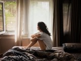 девушка дома одна, одиночество