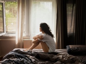 девушка дома одна, одиночество