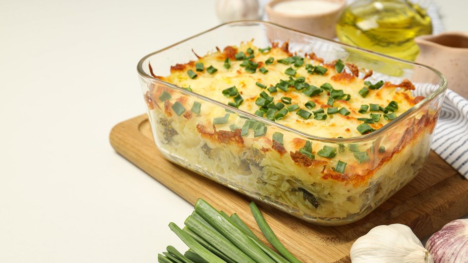 Горячий пирог-запеканка, украшенная луком. 