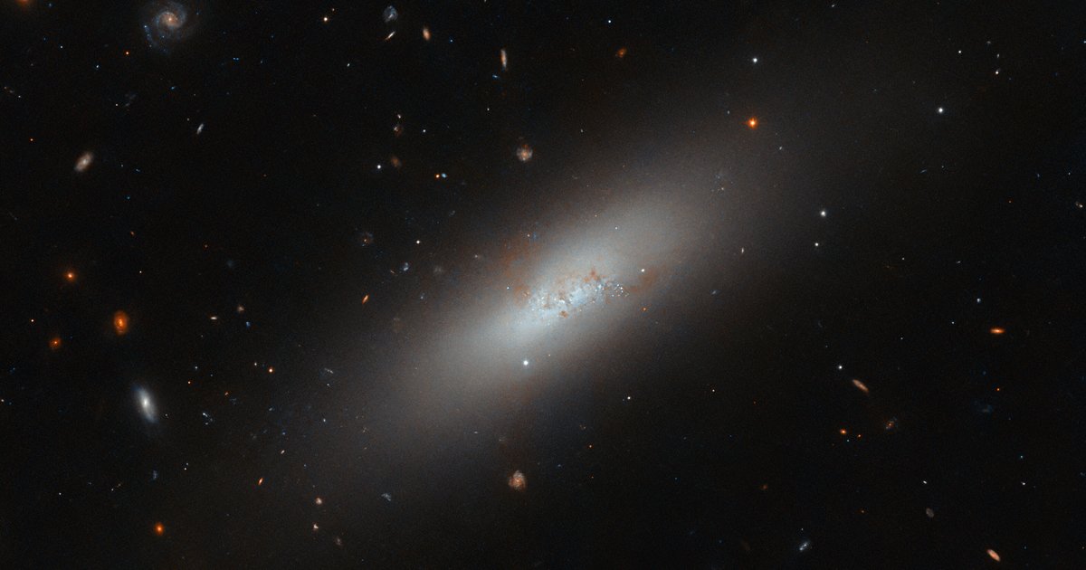 «Хаббл» запечатлел крошечную галактику в созвездии Девы