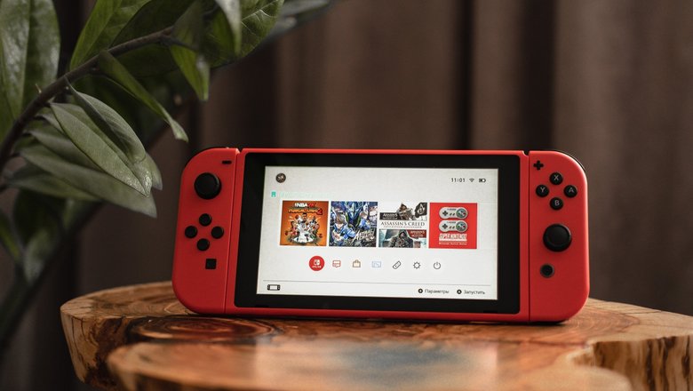 Nintendo Switch в красном цвете с открытым главным экраном. Фото: Unsplash