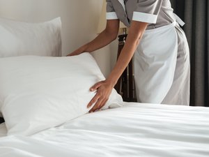 горничная убирает номер в отеле