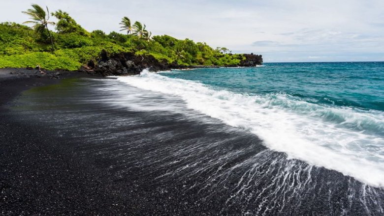 Черные пески на пляже Пуналу'у, Гавайи.