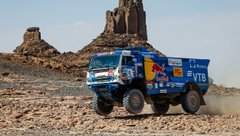 Экипаж россиянина Андрея Каргинова из команды 'Камаз-мастер' на девятом этапе ралли Дакар в Саудовской Аравии