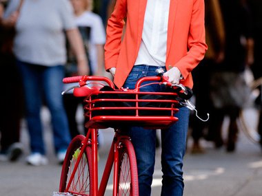 Slide image for gallery: 3523 | Комментарий «Леди Mail.Ru»: Коко Роша — еще одна знаменитая модель, в обычной жизни отдающая предпочтение стильным и удобным чопперам. В своей паре Коко даже катается на велосипеде