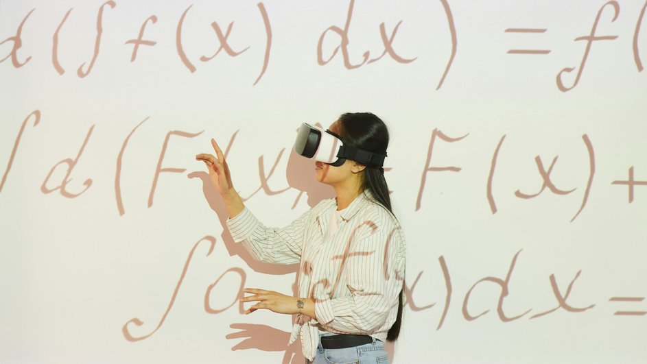 Человек у доски в VR очках Человек у доски в VR очках