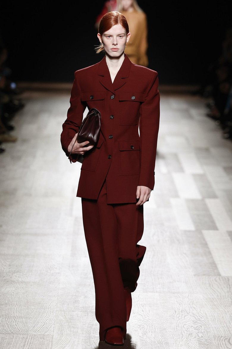 Модель в бордовой одежде на показе Ferragamo Модель в бордовой одежде на показе Ferragamo