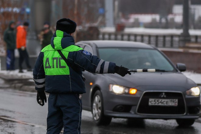 Сотрудник ДПС ГИБДД во время патрулирования