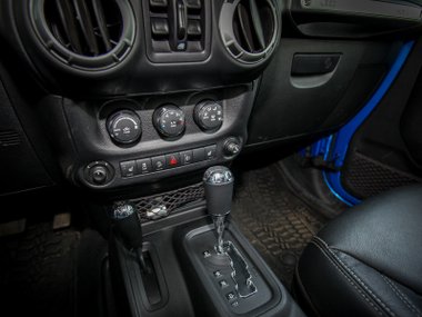 slide image for gallery: 17636 | Салон Jeep Wrangler