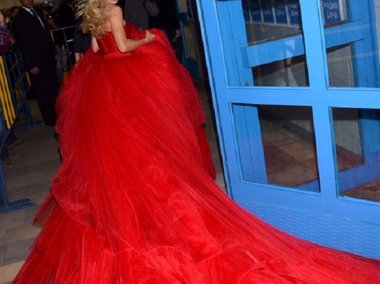 Slide image for gallery: 5932 | На «Песне года» можно было увидеть и Веру Брежневу! Певица надела красное платье, юбка которого заполнила, кажется, половину «Олимпийского»!