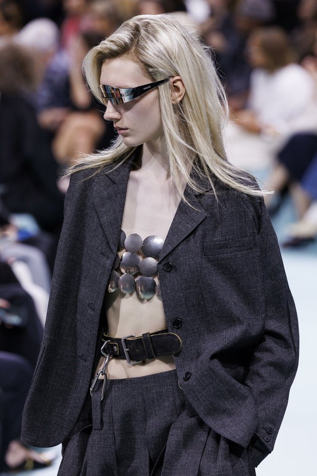 Модель на показе Prada Модель на показе Prada