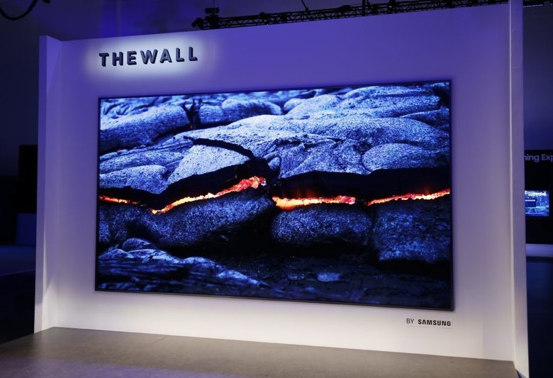 В 2018 году компания впервые продемонстрировала свою технологию MicroLED, представив The Wall — систему настраиваемых модулей, предполагающих профессиональную установку. Фото: Samsung