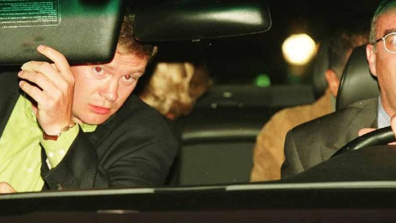 Принцесса Диана и Доди Аль-Файед на заднем сидении, телохранитель принцессы Тревор Риз-Джонс (слева) и водитель автомобиля Анри Пол попали в объектив папарацци перед автокатастрофой, 31 августа 1997 года