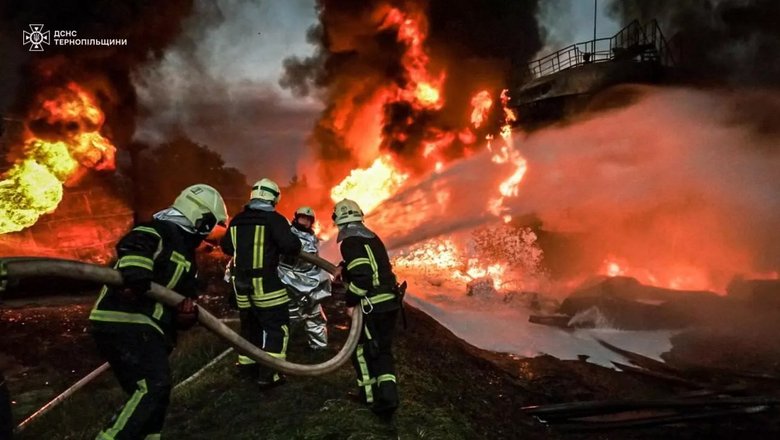 Украинские пожарные во время тушения пожара в Тернополе