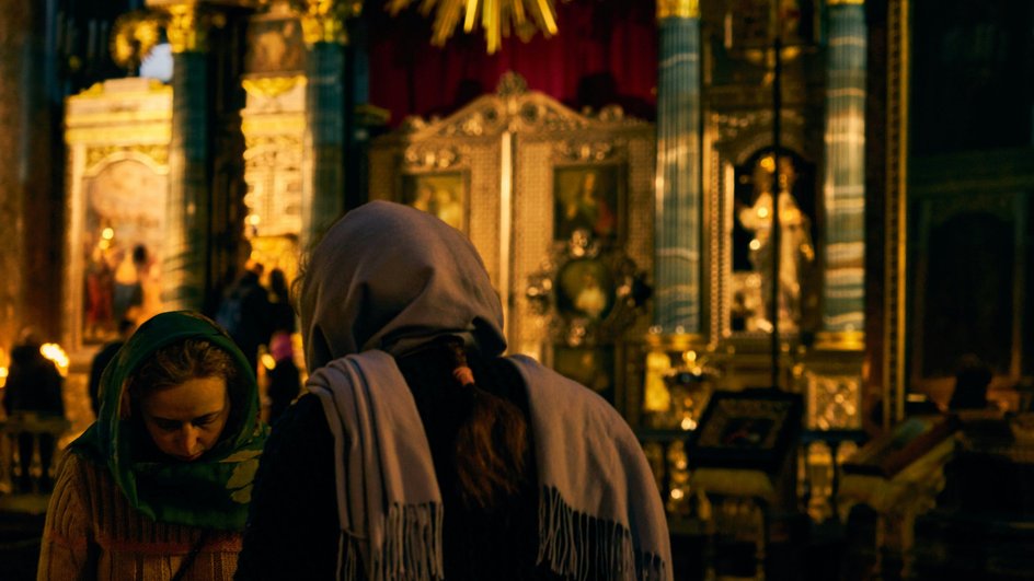 Женщины в храме на троицу