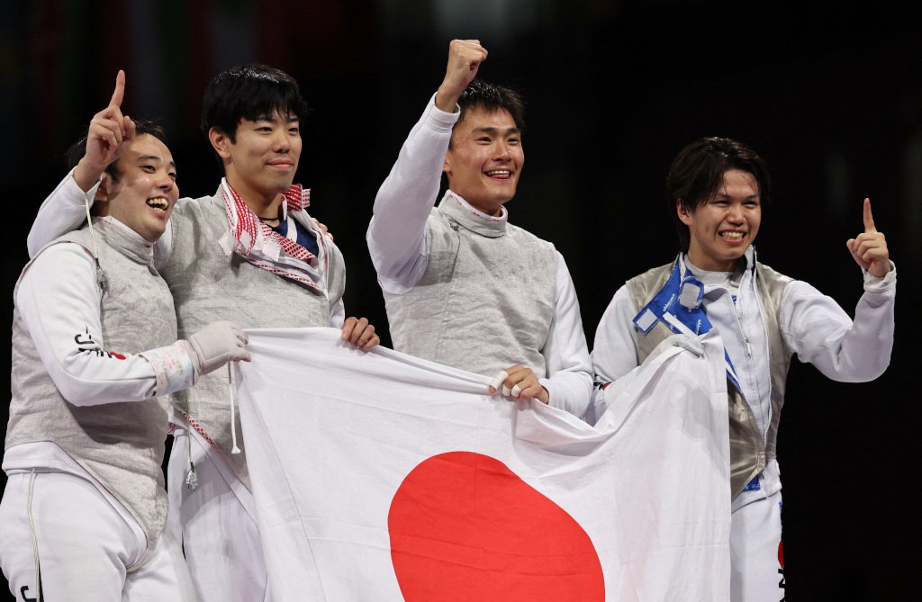 Японские фехтовальщики стали олимпийскими чемпионами в категории командная рапира