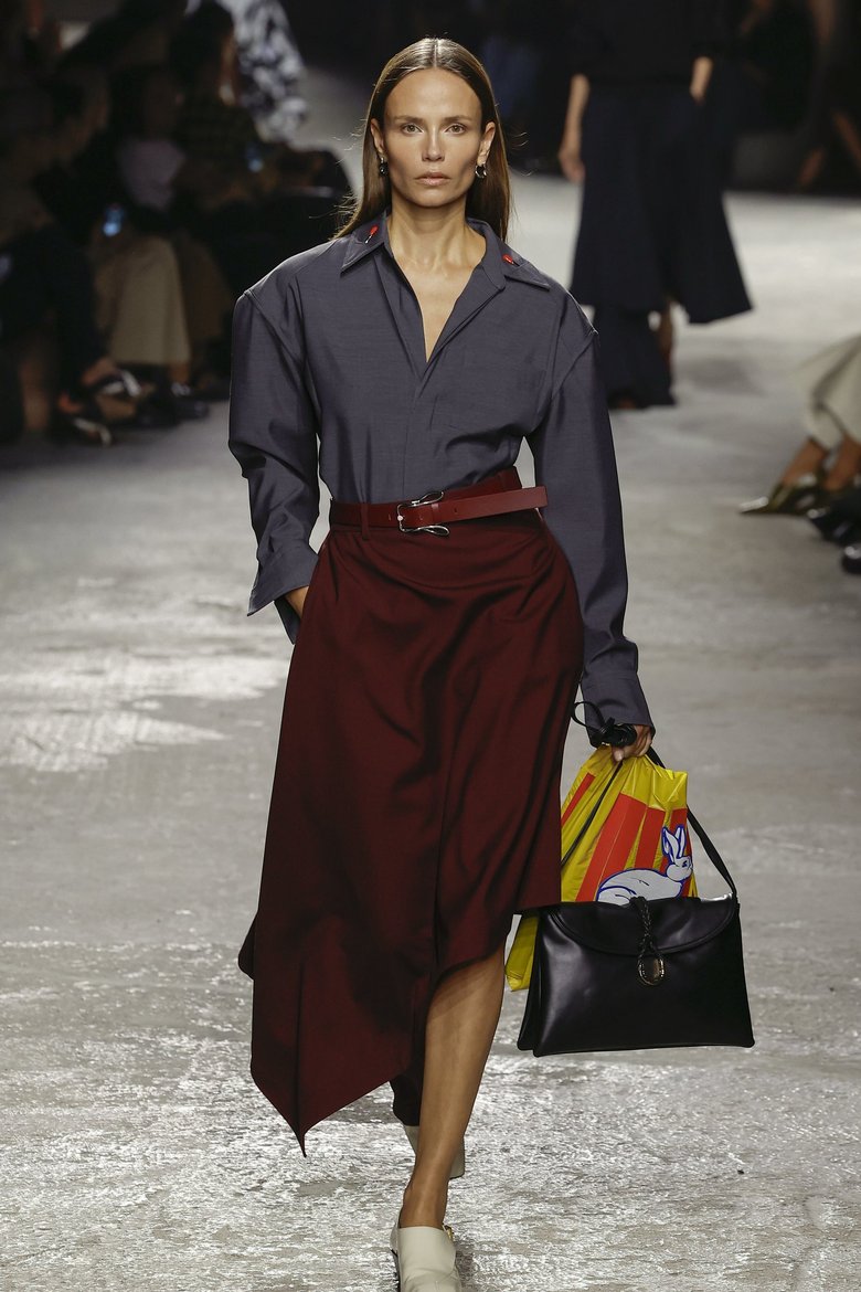 Наташа Поли на показе Bottega Veneta, весна-лето 2025