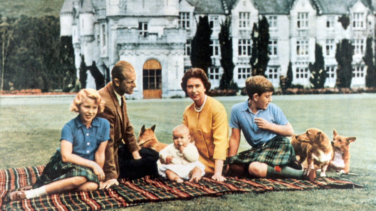 Елизавета II с семьей и собаками
