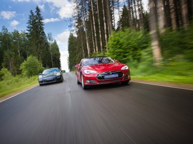 slide image for gallery: 15593 | Tesla Model S против Porsche Panamera S E-Hybrid