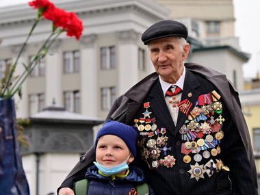 Встреча ветеранов Великой Отечественной войны в сквере Большого театра Встреча ветеранов Великой Отечественной войны в сквере Большого театра