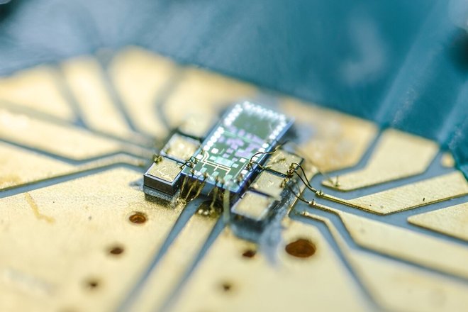 Кремниевый квантовый чип ePIC, установленный на печатной плате для тестирования и похожий на материнскую плату внутри персонального компьютера.