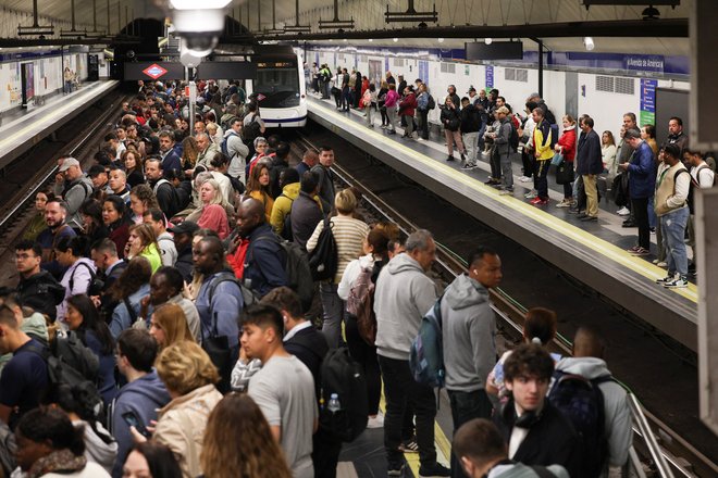 People wait on a platform as metro operations resume partially, after power begins to return following a huge outage that hit Spain and Portugal, in Madrid, Spain April 29, 2025 People wait on a platform as metro operations resume partially, after power begins to return following a huge outage that hit Spain and Portugal, in Madrid, Spain April 29, 2025