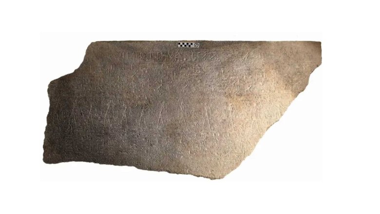 Фрагмент саркофага был найден под полом коптского здания в Египте.