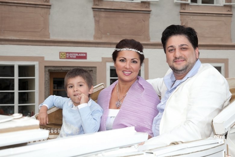 Анна Нетребко с сыном Тьяго и женихом Юсифом Эйвазовым отпраздновали помолвку