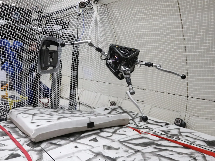 Робот SpaceHopper размахивает ногами во время полета Air Zero G