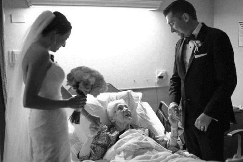 91-летняя женщина была счастлива увидеть внука и его невесту в своей палате в день их свадьбы
