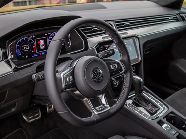 slide image for gallery: 26678 | Stinger vs Arteon
