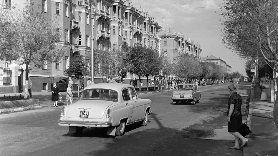 Автомобили ГАЗ -21 "Волга" двигаются по улицам города. СССР, 1967 год