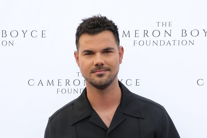 тейлор лотнер тейлор лотнер