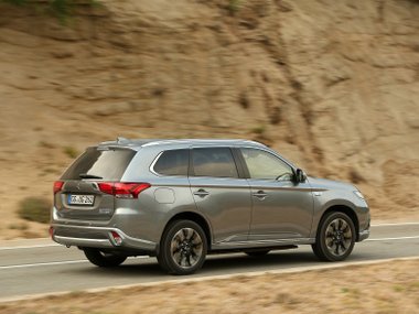 slide image for gallery: 19861 | Mitsubishi Outlander PHEV