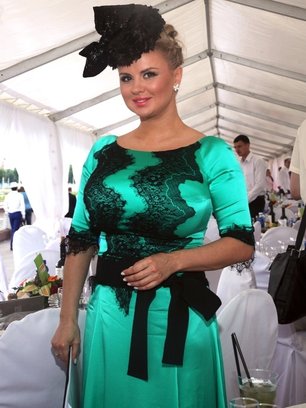 Slide image for gallery: 5258 | Певица Анна Семенович появилась на скачках в зеленом платье с черным бантом