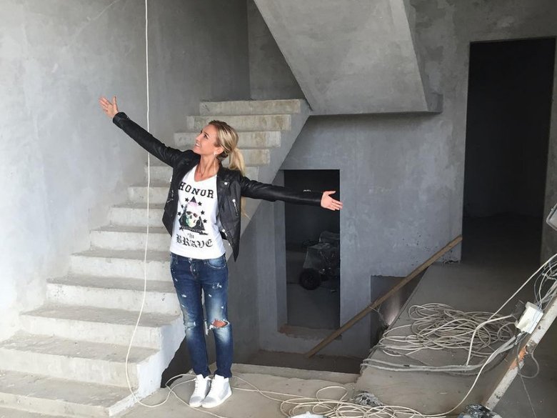 Ольга Бузова в строящемся доме семьи Тарасовых. Фото: соцсети
