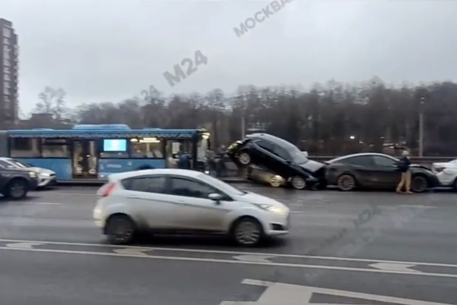 Скриншот видео из соцсетей. ДТП с автобусом на Ленинградке