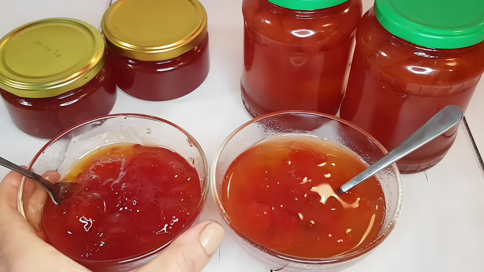 Банки и креманки варенья из арбуза стоят на столе Банки и креманки варенья из арбуза стоят на столе