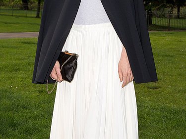 Slide image for gallery: 4410 | Ева Херцигова решила дополнить темным кейпом белое платье в стиле бохо-шик — получился явный диссонанс. Кейп требует более строгий наряд, а платье — менее «серьезное» дополнение