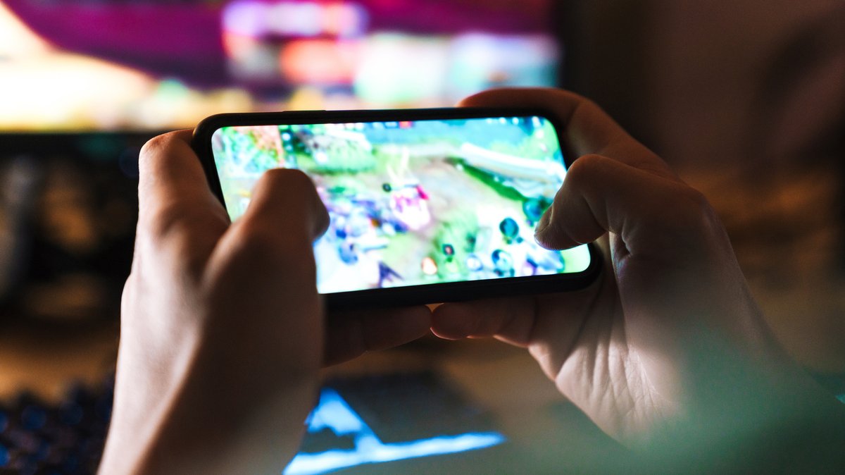 Как продвинуть игру. Игры на смартфон. Игровой смартфон 2015 год. Игры на смартфон в стиле вырастить. Игры на смартфоне 3d.